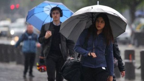 Lluvia en Santiago: Confirman día y montos de precipitaciones
