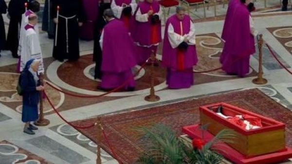 VIDEO | Genevieve Jeanningros, la monja amiga del Papa Francisco que saltó los protocolos para despedirlo
