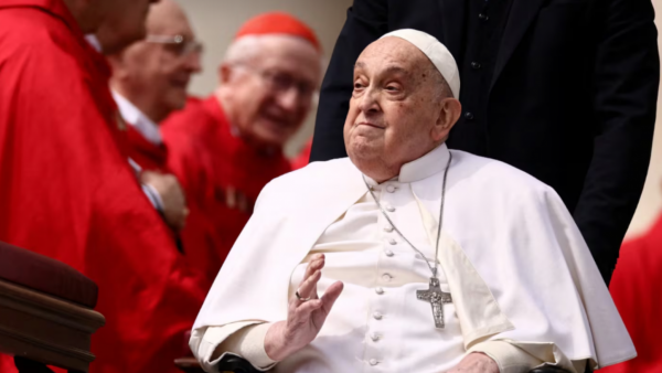 "Entré en su habitación y tenía los ojos abiertos": Médico revela los últimos momentos con vida del Papa Francisco
