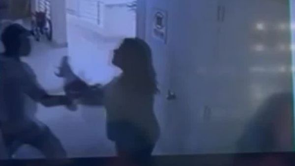 Video capta agresión de residente a administradora de edificio

