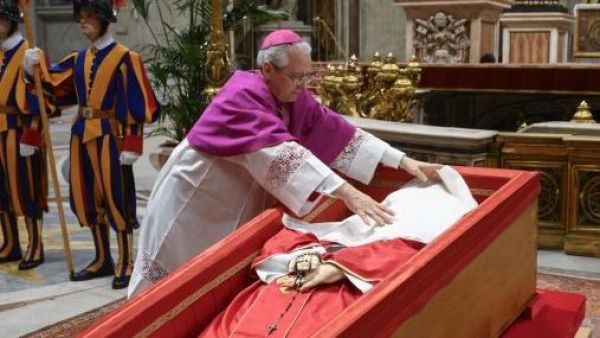 Vaticano cierra el ataúd del papa Francisco: será sepultado con sus clásicos zapatos negros
