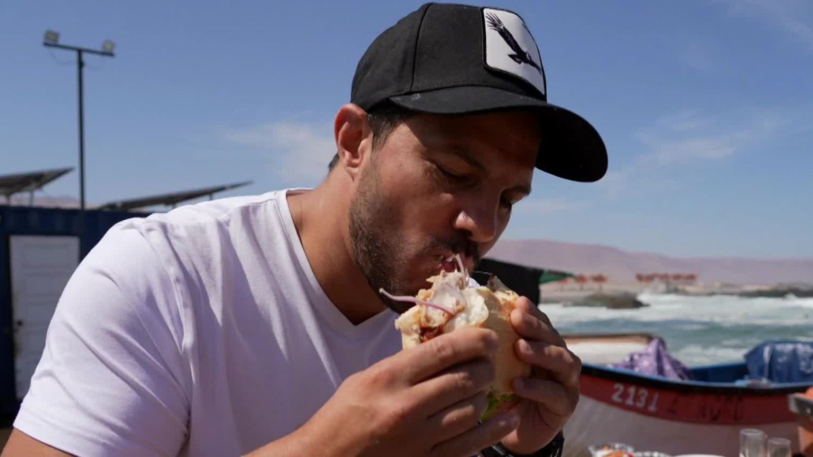 Simón Oliveros es sorprendido con un típico "churrasco marino"
