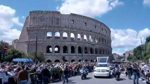 El simbólico paso del féretro del Papa Francisco por el Coliseo romano
