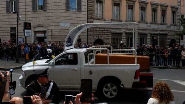 Único medio chileno: TVN presente en el histórico recorrido del féretro del Papa Francisco
