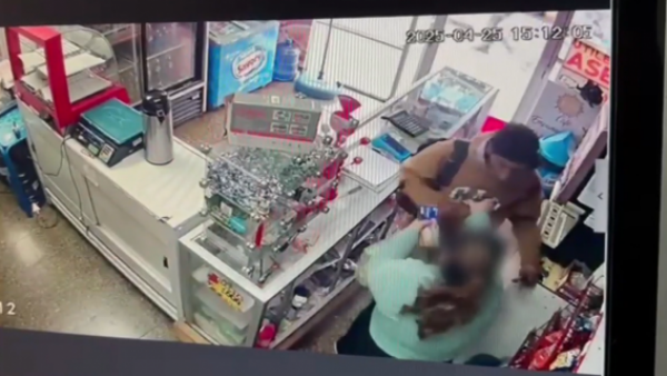 "El cuchillo quedó en un pan": Víctima relata ataque de ladrón con arma blanca en almacén
