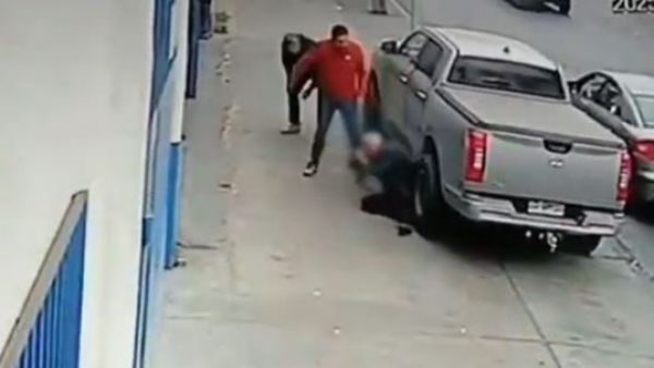 Cobarde ataque: dos hombres golpean a adulto mayor tras accidente de tránsito
