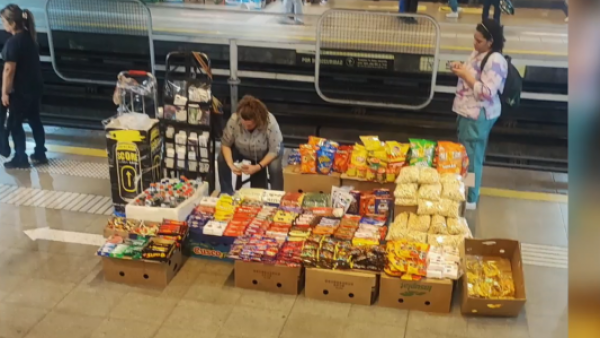 "Son una mafia organizada": Los "minimarkets" sin control en los andenes del Metro de Santiago
