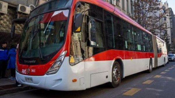 Dos mujeres fallecieron tras ser atropelladas por bus RED en Santiago
