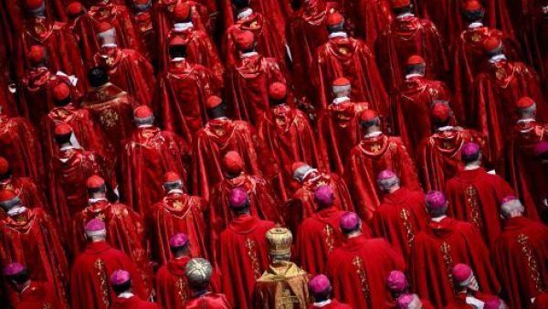 Cardenales favoritos, videos virales y cercanía: La carrera por ser el próximo Papa
