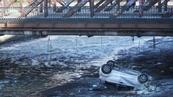 Auto cae al Río Mapocho tras accidente de tránsito en avenida Santa María
