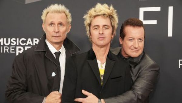 La banda Green Day recibe su estrella en el Paseo de la Fama de Hollywood
