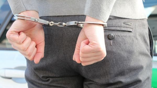 Eran "un regalo para su pareja": trabajador robó prótesis mamarias desde clínica
