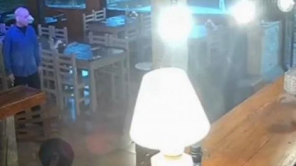 Quiso balear restaurante que no le fió, pero el arma se trabó y lanzó las balas con la mano
