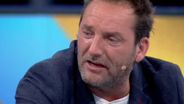 Daniel Fuenzalida da regalo a mujer que es persona cuidadora de su hermana con discapacidad y sus padres