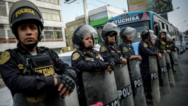 Perú ordena toque de queda y control de las Fuerzas Armadas por asesinato de 13 mineros

