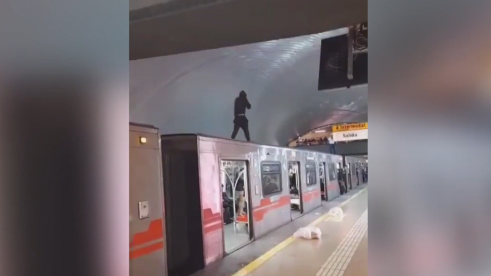 ¿Hasta cuándo vamos a aguantar?: Delincuentes ambulantes convierten el Metro en una barbarie
