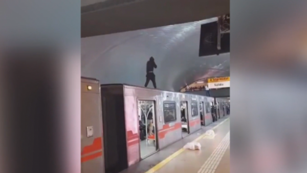 ¿Hasta cuándo vamos a aguantar?: Delincuentes ambulantes convierten el Metro en una barbarie
