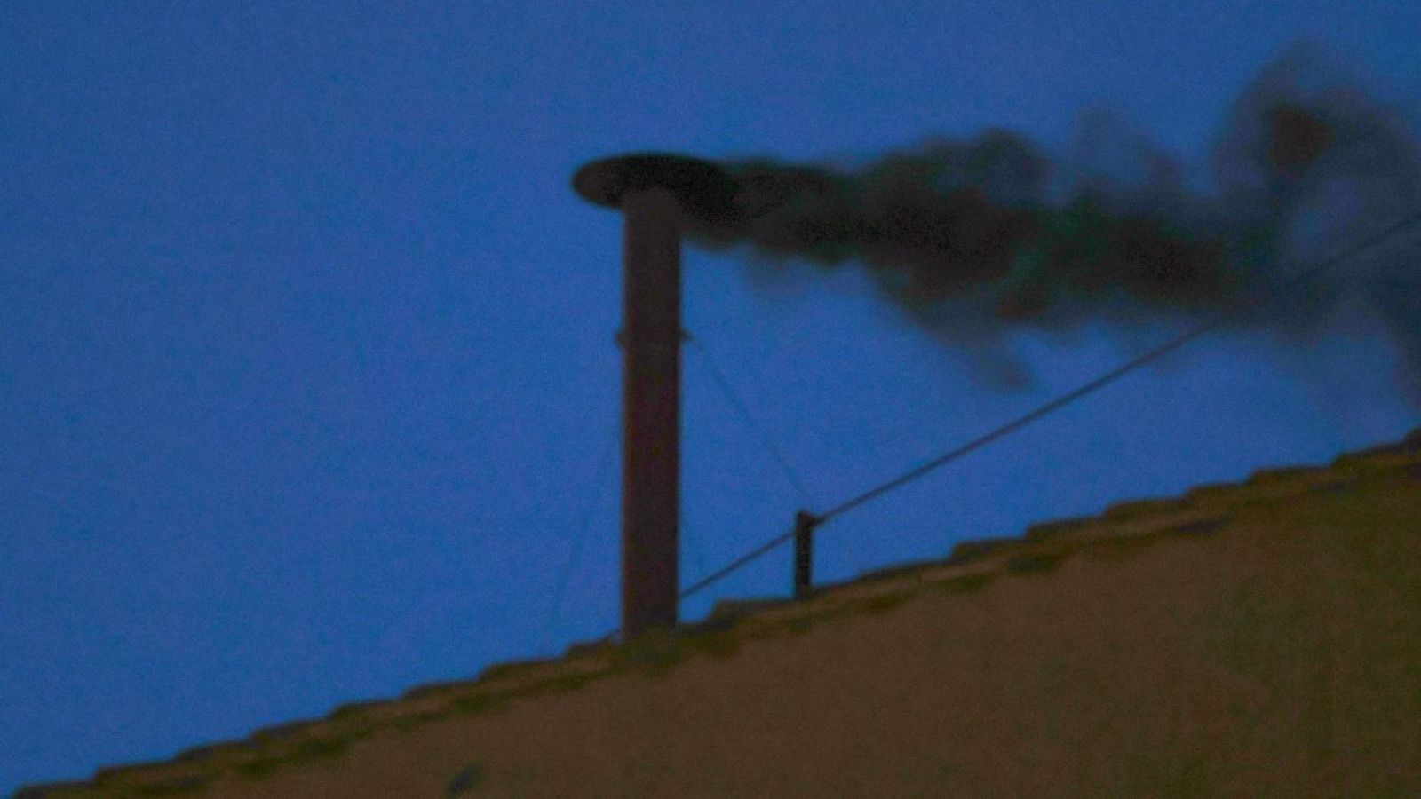 Humo negro: Primera jornada de Cónclave termina sin Papa
