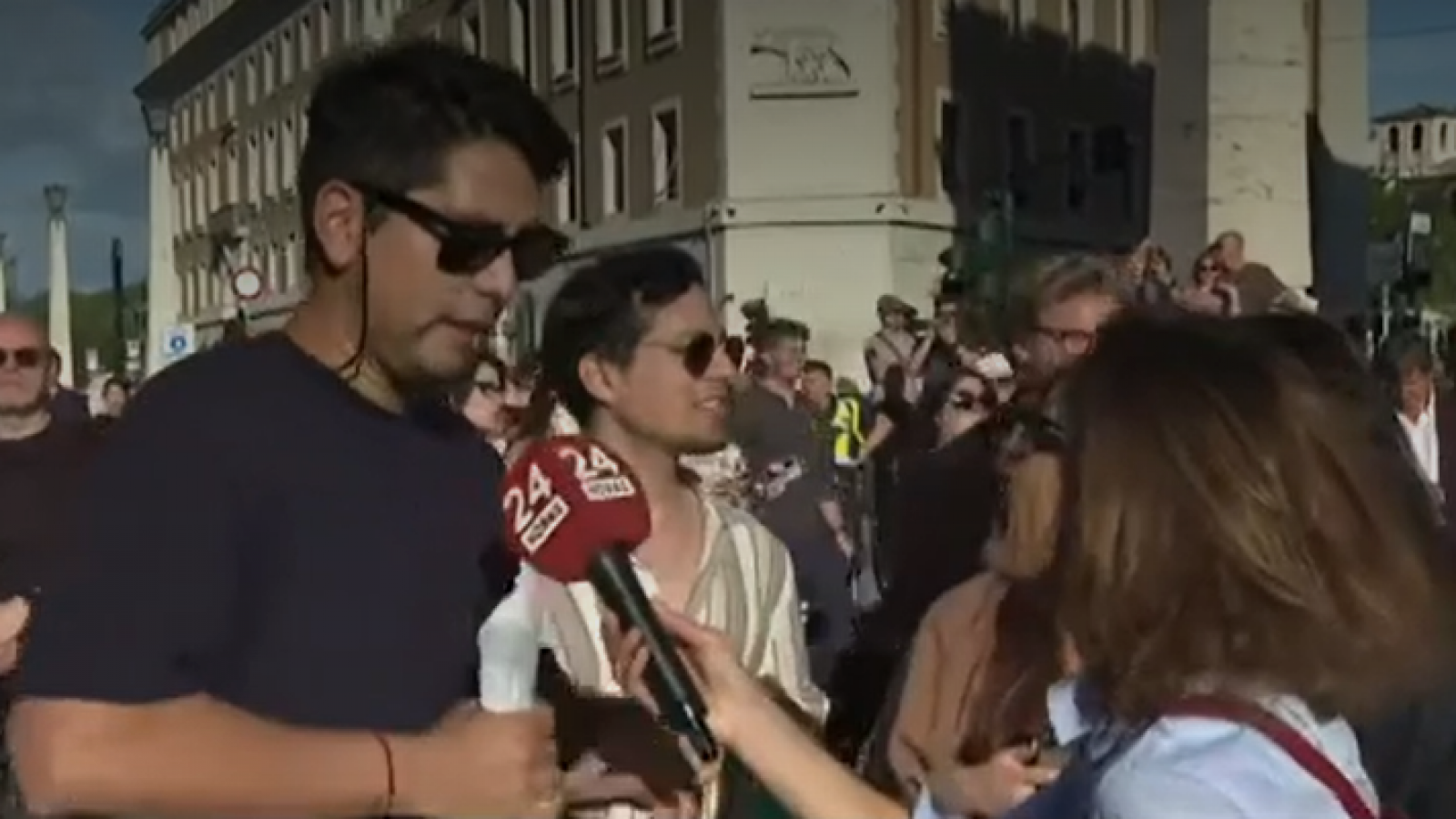 "¡Tenemos una botellita pa' celebrar!: grupo de chilenos relata como vivió la elección del nuevo papa en la Plaza de San Pedro
