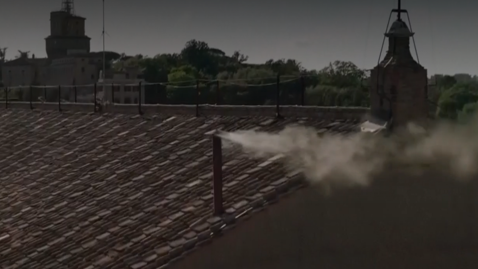 "¡Mucha emoción!": las reacciones que captó TVN en la Plaza de San Pedro tras el humo blanco
