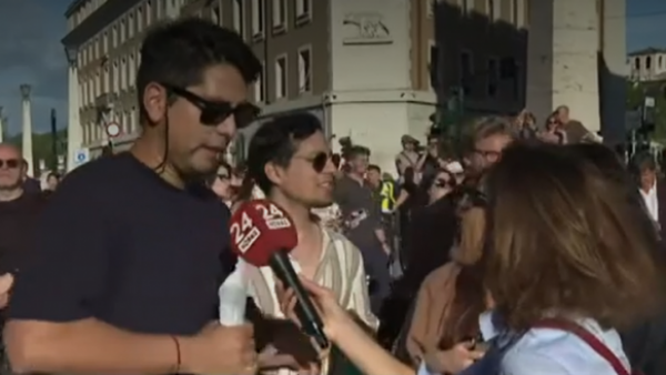 "¡Tenemos una botellita pa' celebrar!: grupo de chilenos relata como vivió la elección del nuevo papa en la Plaza de San Pedro
