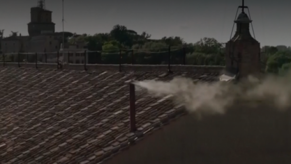"¡Mucha emoción!": las reacciones que captó TVN en la Plaza de San Pedro tras el humo blanco
