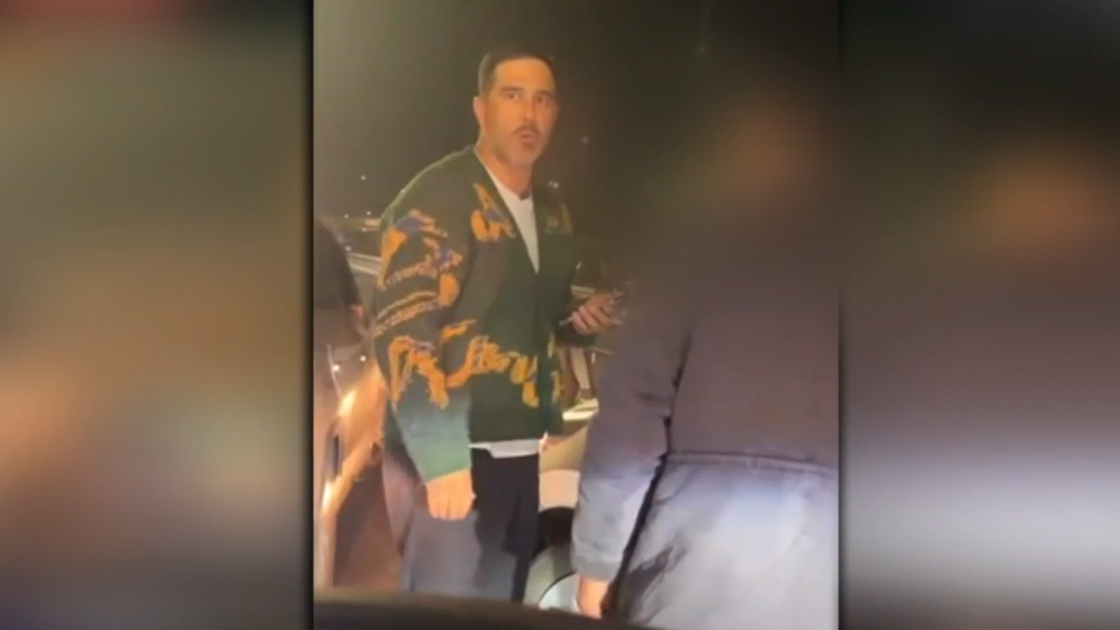 "Oye burro...bájate": Claudio Bravo encaró a conductor que lo chocó en San Bernardo
