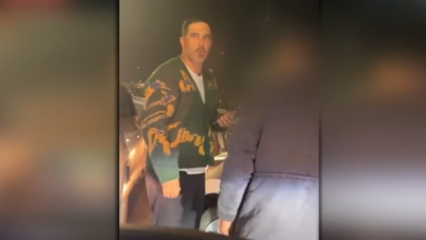 "Oye burro...bájate": Claudio Bravo encaró a conductor que lo chocó en San Bernardo
