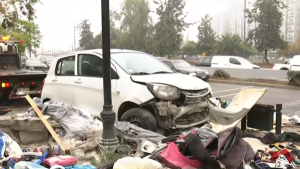 ¡Tiene 99 multas!: Abandonan vehículo en plena vía pública en la comuna de Santiago

