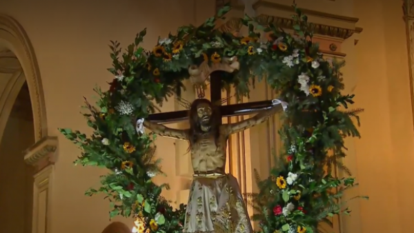 Con su corona de espinas en el cuello: ¿Cómo nació la historia del Cristo de Mayo?
