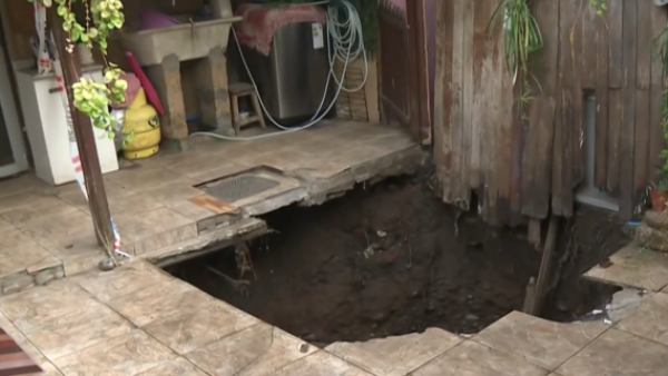 Familia despertó con un socavón gigante en el patio de su casa
