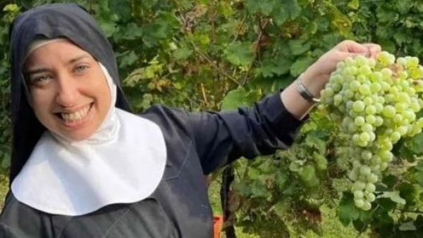 Por ser "demasiado atractiva": Monja que fue expulsada del convento llevará su caso al Vaticano
