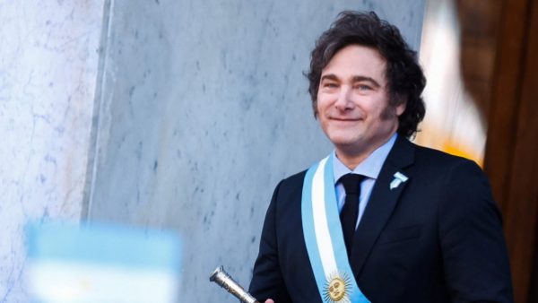 Sin salud gratuita y cobro a estudiantes extranjeros: Argentina confirma reforma migratoria
