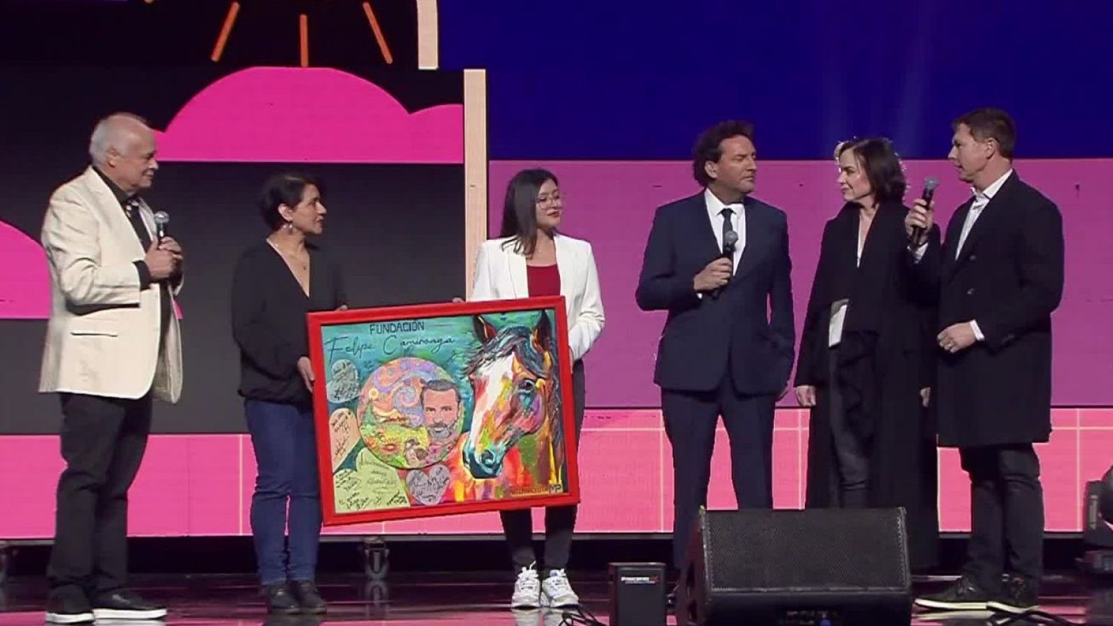 "Lo hice con mucho cariño": Cuadro de Felipe Camiroaga emociona en evento homenaje
