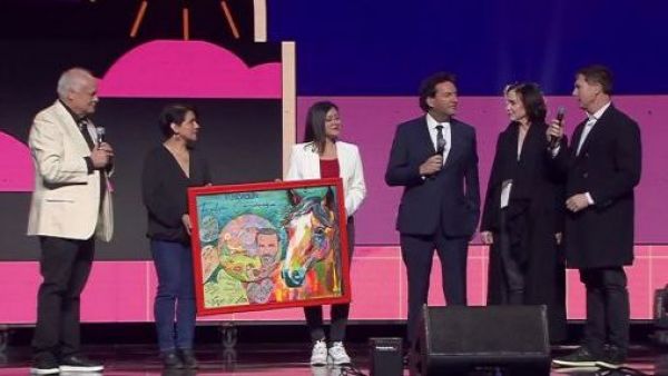 "Lo hice con mucho cariño": Cuadro de Felipe Camiroaga emociona en evento homenaje
