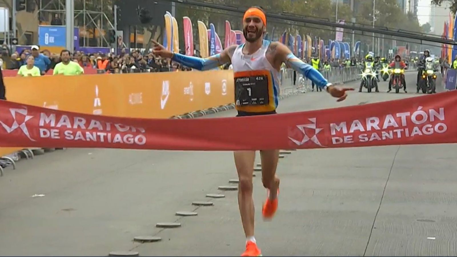 ¡Gigante! Carlos Díaz se corona ganador de los 42K en el Maratón de Santiago

