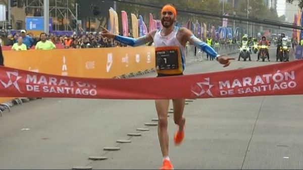 ¡Gigante! Carlos Díaz se corona ganador de los 42K en el Maratón de Santiago