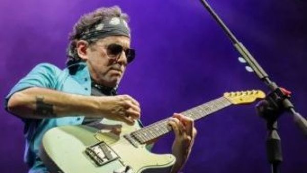 Andrés Calamaro se retira de show tras polémica por defender las corridas de toros
