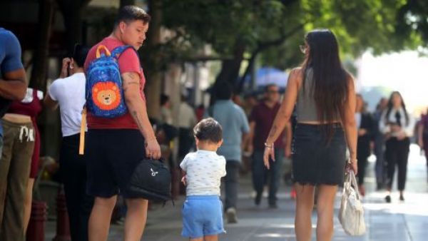 Barreras económicas serían el principal motivo para no querer tener hijos en Chile
