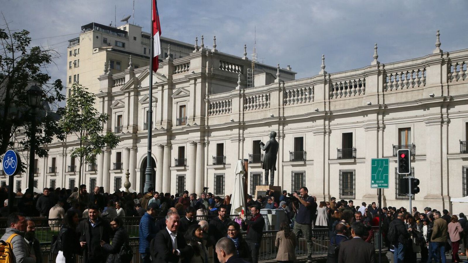 VIDEO | Así fue la masiva evacuación por fuerte olor a gas en Santiago Centro
