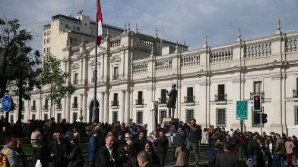 VIDEO | Así fue la masiva evacuación por fuerte olor a gas en Santiago Centro
