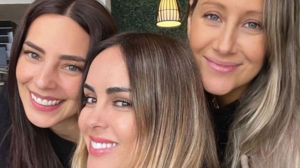El inesperado reencuentro de tres ex chicas rojo
