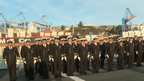 "Brazas a Ceñir": Escucha el vibrante Himno de la Armada de Chile sobre la fragata Almirante Cochrane
