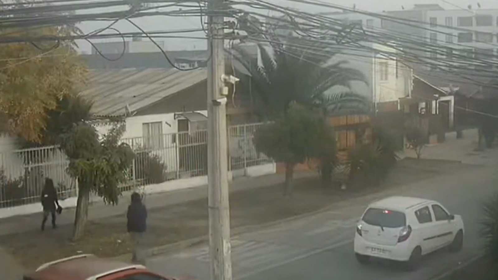 Delincuente armado asalta y golpea a estudiante de 13 años que iba a su colegio en Conchalí
