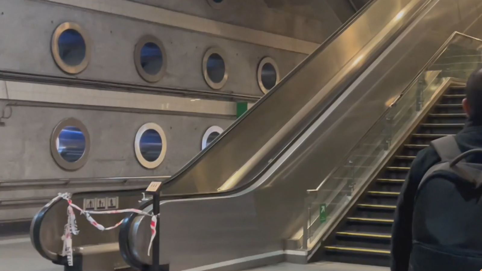 Acusan que escalera del Metro Tobalaba está sin funcionamiento hace dos meses
