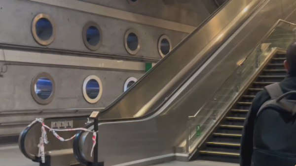 Acusan que escalera del Metro Tobalaba está sin funcionamiento hace dos meses

