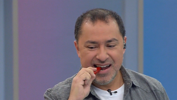 Desafío del "Viernes Chico": Si fallas, comes ají picante
