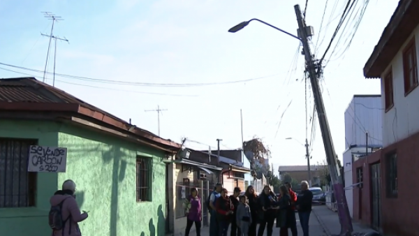 ¡No dormían desde el sábado por temor! Vecinos celebran reparación de poste de luz en mal estado
