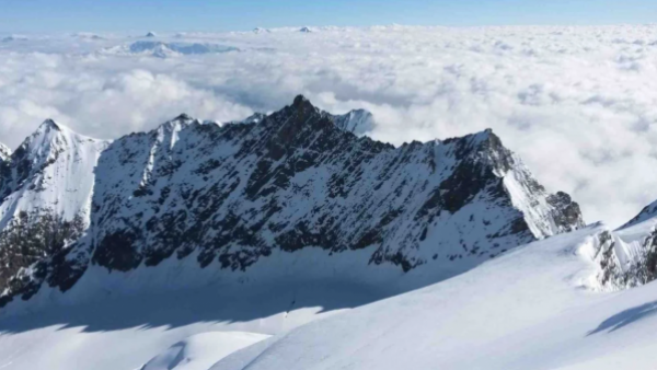 Encuentran cinco cadáveres de esquiadores en glaciar de los Alpes suizos
