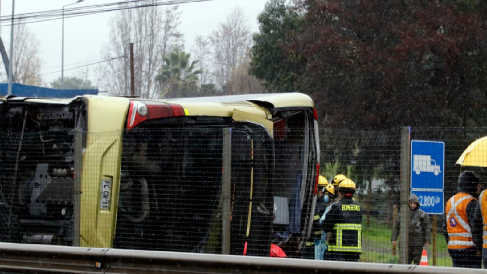 "Como una película...": El testimonio de pasajeros del fatal volcamiento de bus en Ruta 5 Sur
